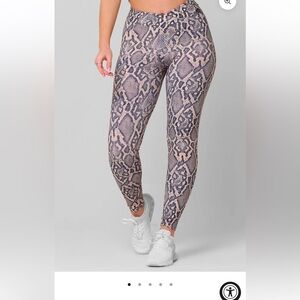 Iici fit leggings worn one time .. I have the top too 🍑